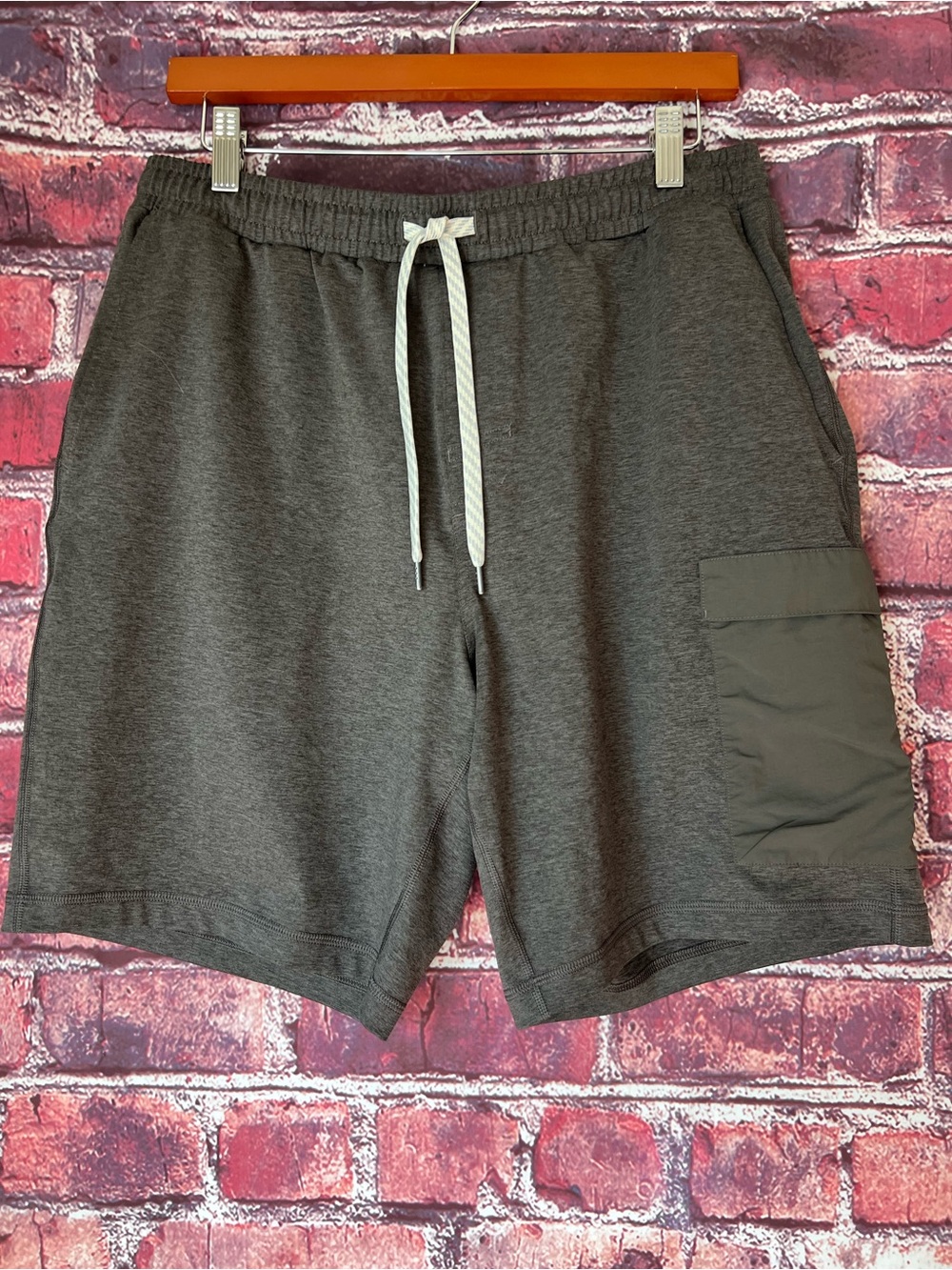 Vuori Men’s Sunday Performance Utility Shorts 8" Warm Grey Heather